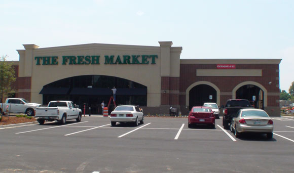 Workers put the finishing touches on new The Fresh Market store at 2145 Union Avenue in Midtown