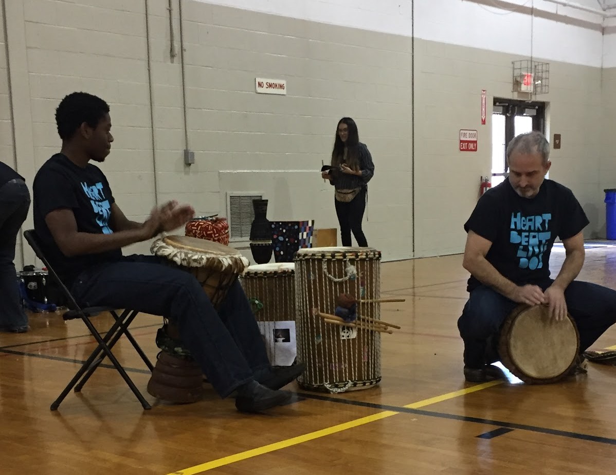 Los músicos con el proyecto comunitario “Memphis Heartbeat-Latidos” tocan canciones afrobrasileñas para niños y padres en Desayuno Con Libros. (Jonathan Rosales)