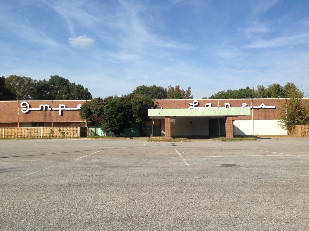 The longstanding bowling alley will be razed to make way for a Planet Fitness facility.