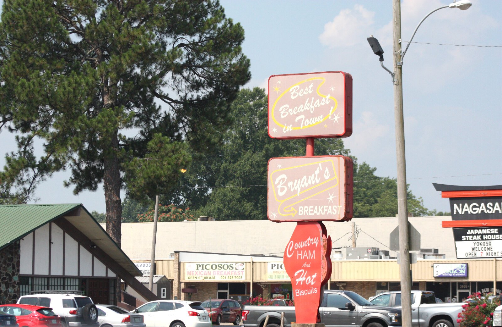 The beloved Memphis staple Bryant's Breakfast closed then reopened under new ownership in the same spot on Summer Avenue. (Cole Bradley) 