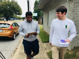 Jared Myers (derecha), director ejecutivo de Heights CDC, y un adolescente local en el vecindario. (Cole Bradley)