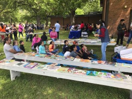 At the Gaisman Park cleanup, group Desayuno Con Libros provided storytime activities as well as free books in English and Spanish. (Friends of Gaisman)