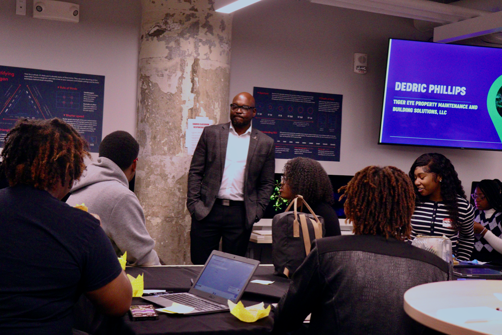 Entrepreneur Dedric Phillips presents to LITE Memphis students.