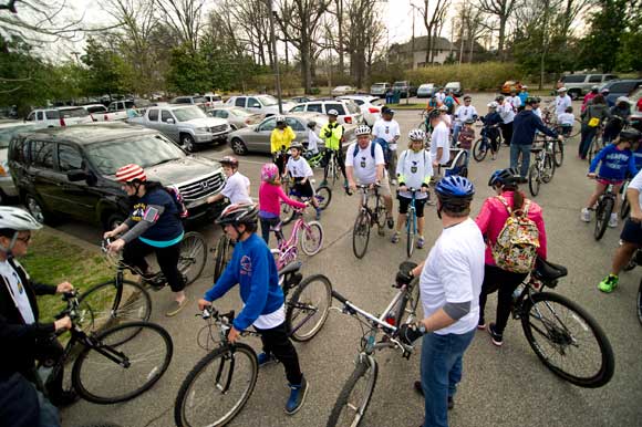 Tour de Grizz crowd