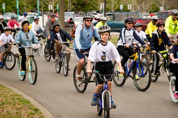 Cyclists at Tour de Grizz