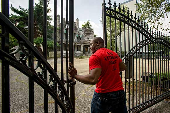 Hardaway wants to assist veterans before they're on their "last leg"