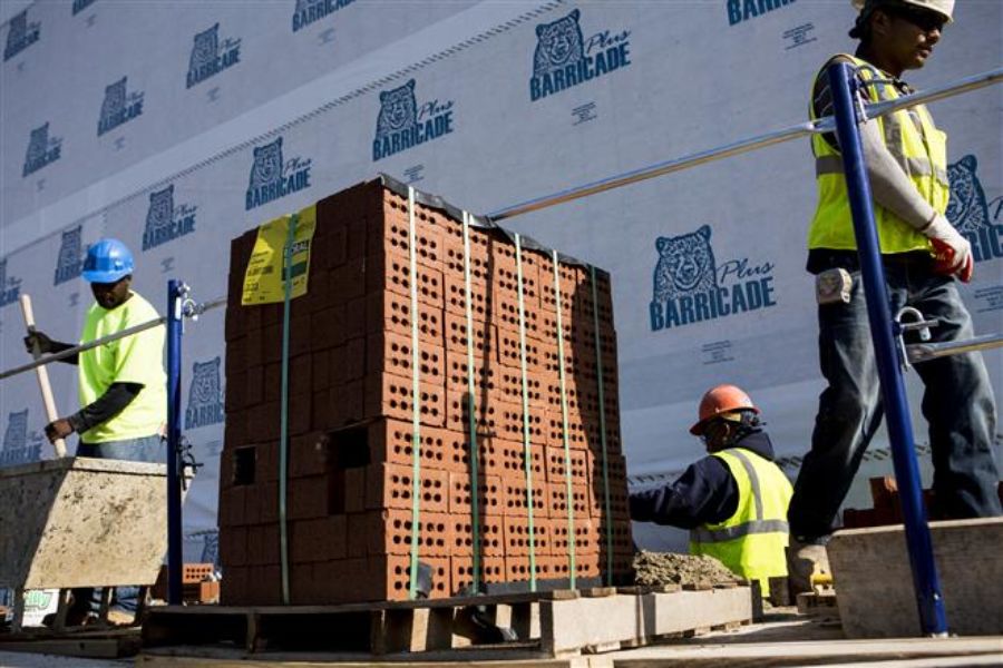 ricklayers from TopCat Masonry Contractors LLC work on an apartment complex in Downtown Memphis in 2014. (Brad Vest/The Commercial Appeal)