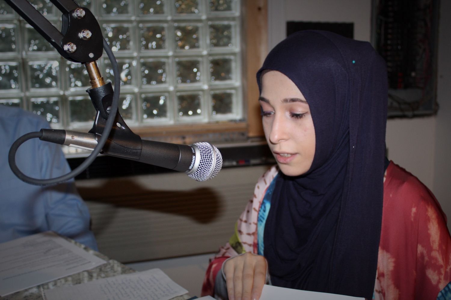Yasmeen Odeh learns the ropes during a radio workshop led by engineer Jerald White at WMDA 93.5. (Memphis Dawah)