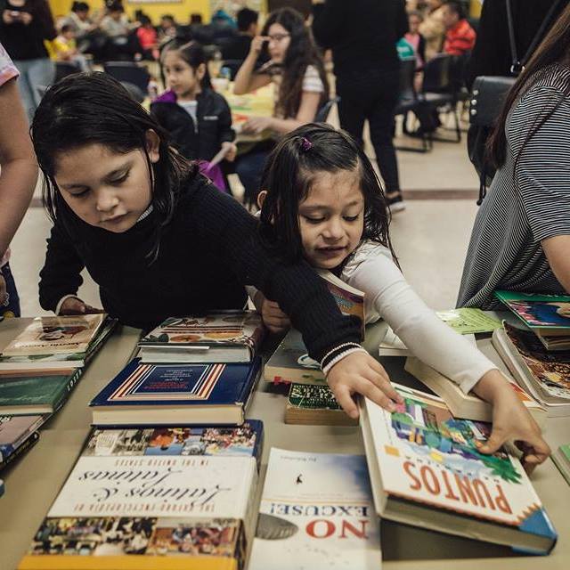  Los niños buscan libros en Desayuno Con Libros en el Centro Comunitario de Gaisman. (Desayuno Con Libros)