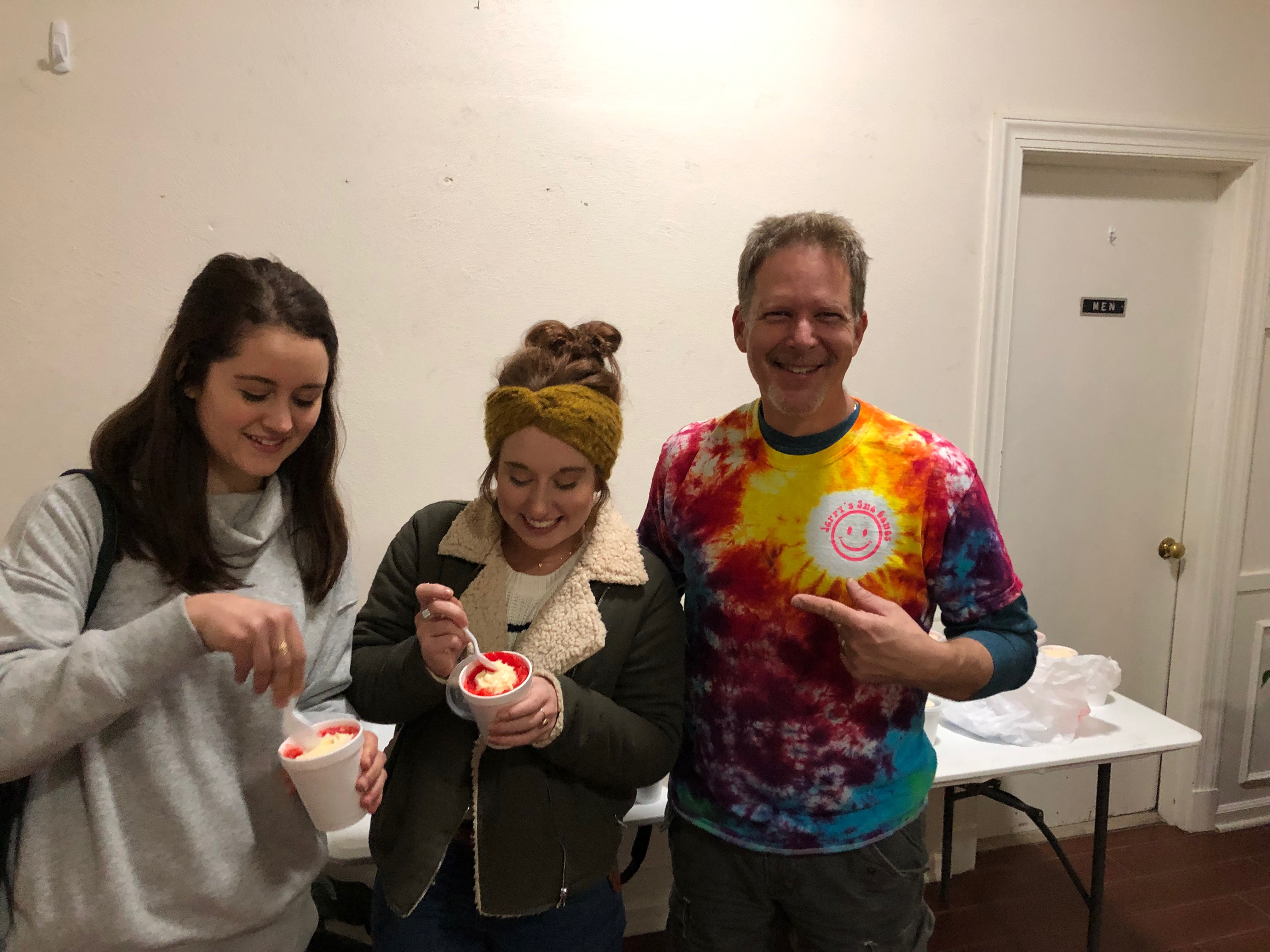 Audience members Emily Hall and Claire Jaggers enjoy a free sno-cone with Jerry’s Sno-Cone owner David Aklin before the show. (Scarlet Ponder)