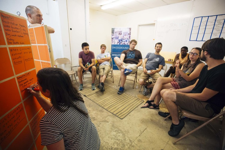 Brett Hunter y Katie Hargrave son anfitrionas de una reunión comunitaria para volver a visualizer el centro de National Street como la ruta ciclista y peatonal de Heights Line que conecta Summer con Jackson Avenues (Heights Line Design Studio)