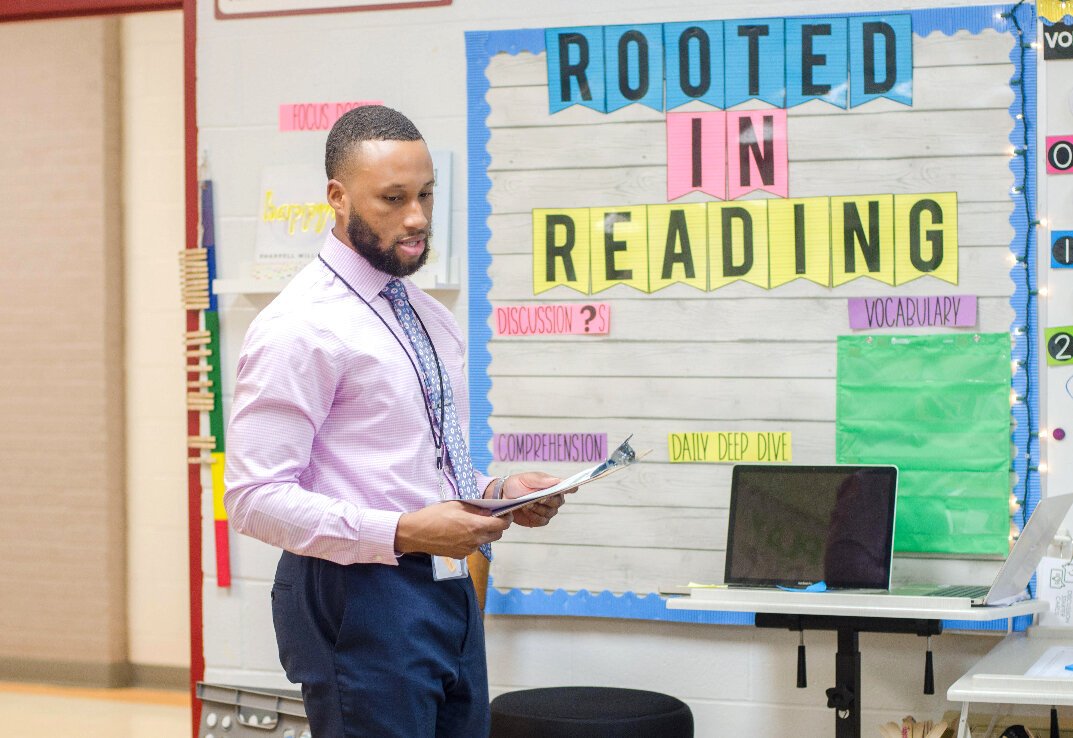 A graduate of the Memphis Teaching Resident program teaches literacy skills to elementary students. (Memphis Teaching Residency) 