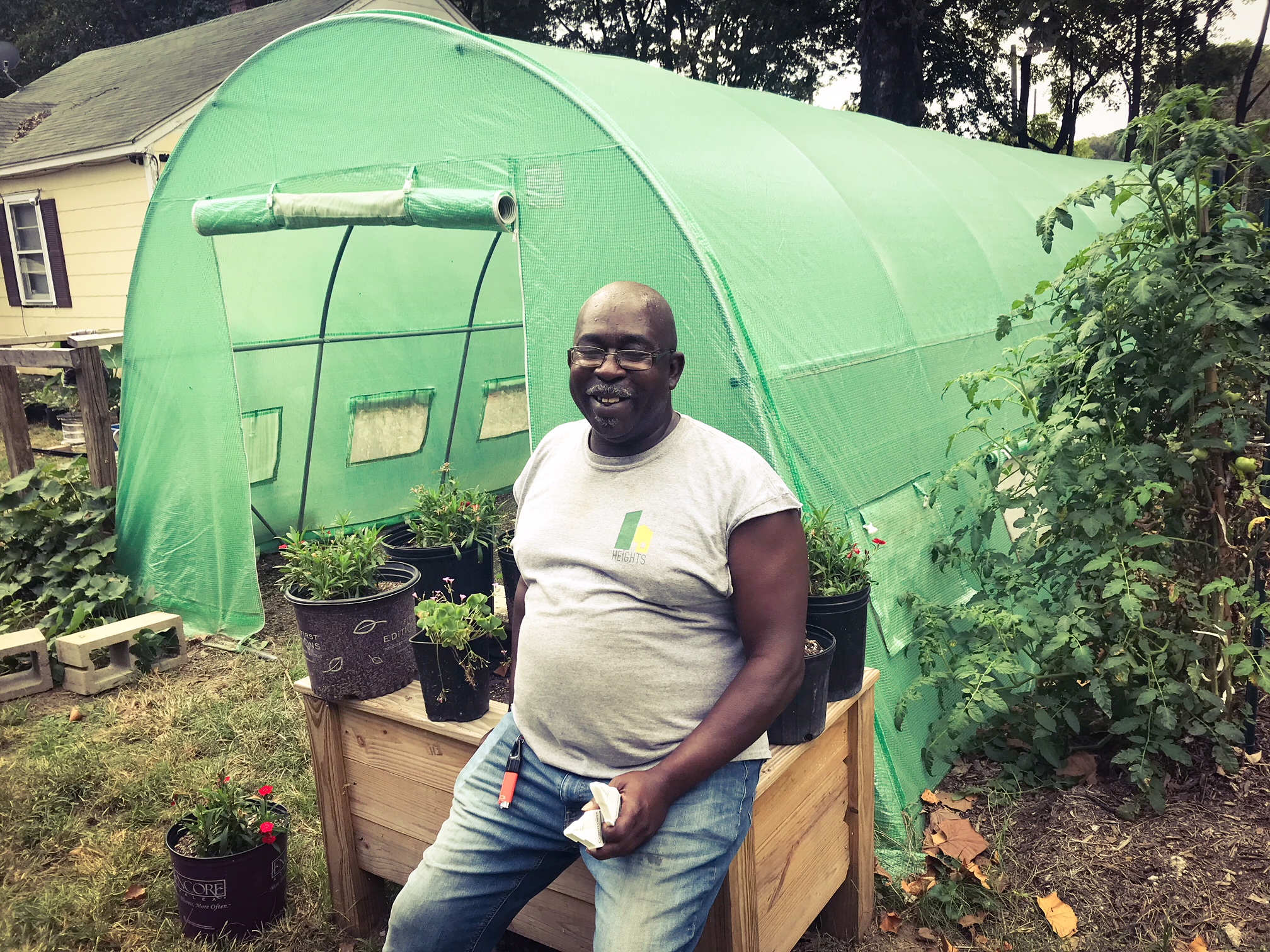 Sidney Johnson, presidente de la Asociación de Vecinos de Mitchell Heights, posa frente a la casa de aro en el Jardín y Vivero de Mitchell Heights. (Cole Bradley)